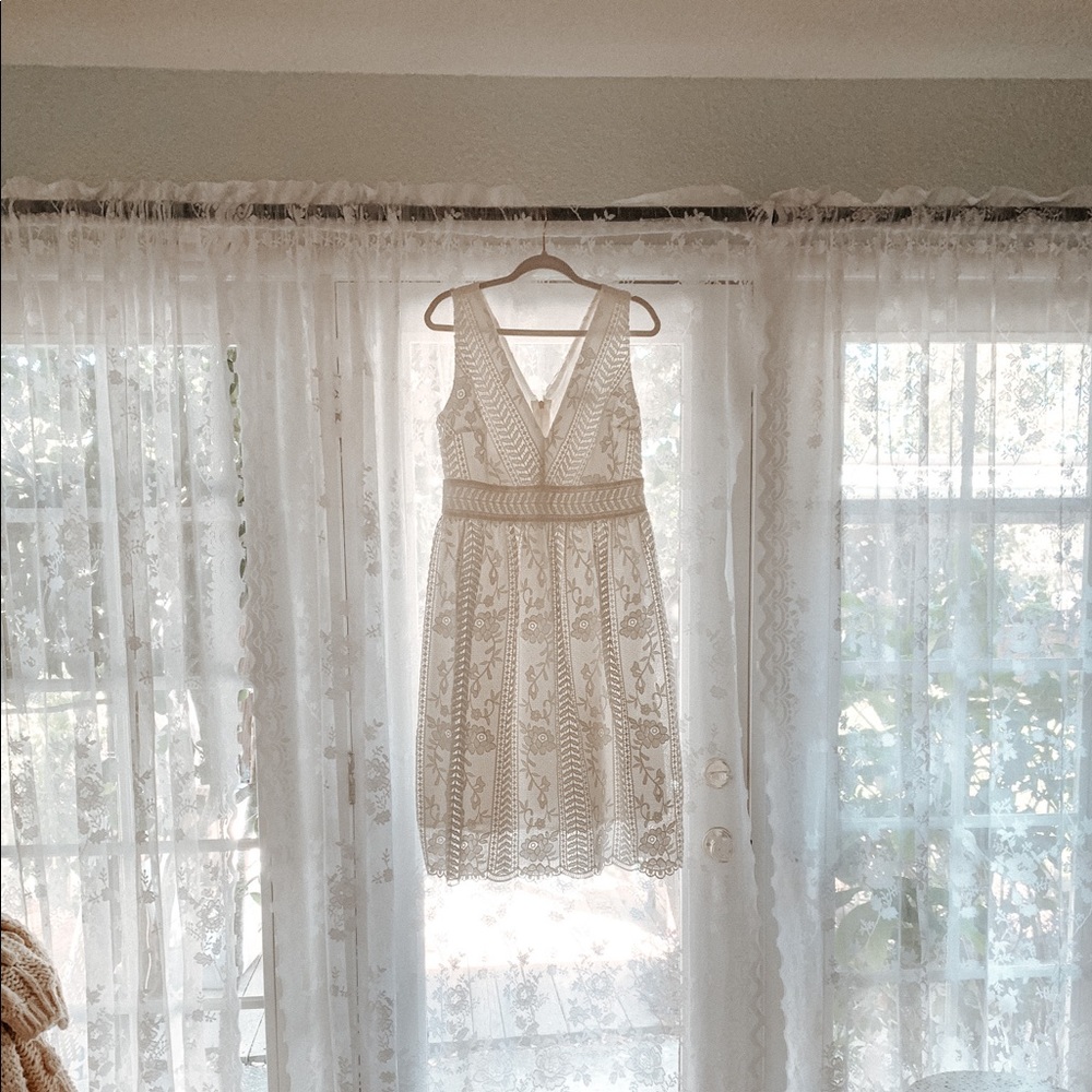 White Lace V-Neck Sleeveless Dress